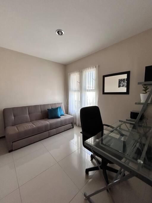 Casa Bon Ubicada En Nueva Galicia Residencial, Es Propiedad Completa Al Sur De La Ciudad Que Te Ofrece Modernidad, Espacio, Tranquilidad, Cuenta Con 4 Recamaras 3 Banos Completos Y 2 Cajones De Estacionamiento Privados Holiday home